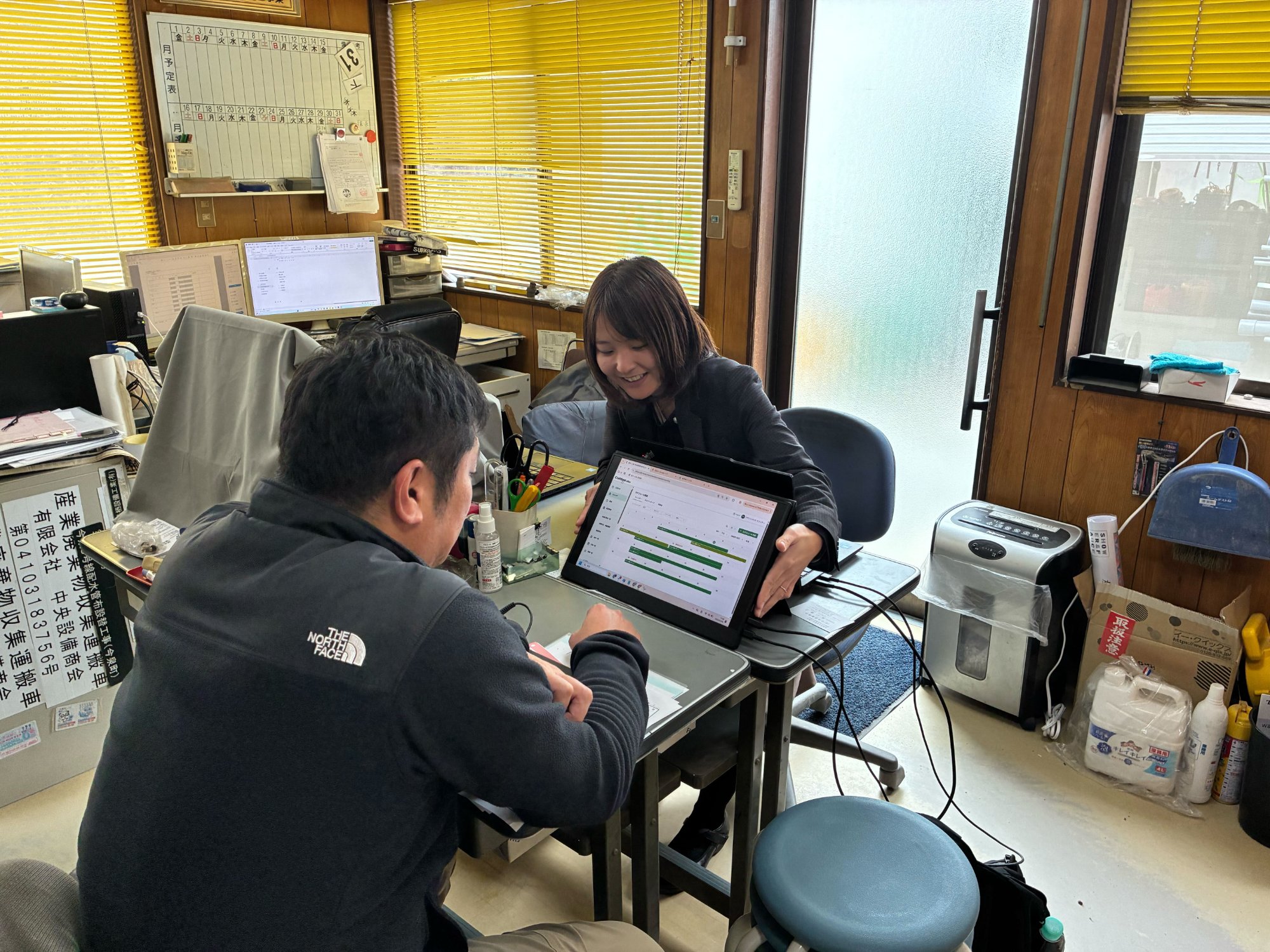 建設会社を訪問し、実際の業務を見ながら整理する担当者