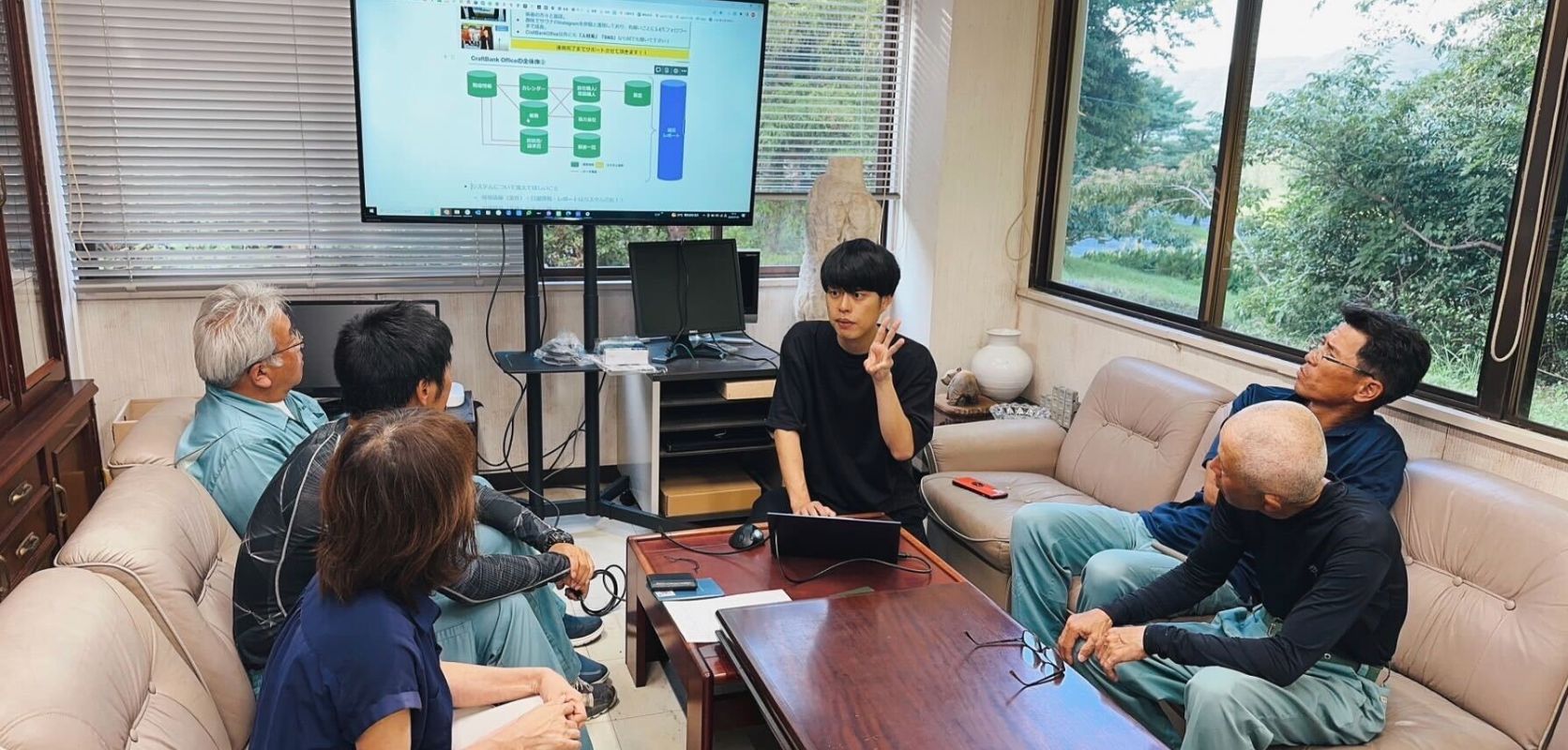 建設会社の担当者と一緒にパソコンを見ながら相談する様子